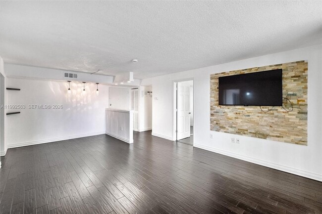 Building Photo - 1720 NW N River Dr Unit 211