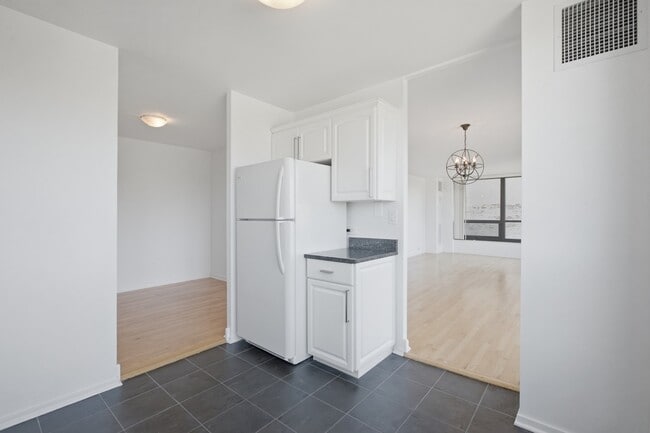 Building Photo - 2020 N Lincoln Park W Unit #  02F