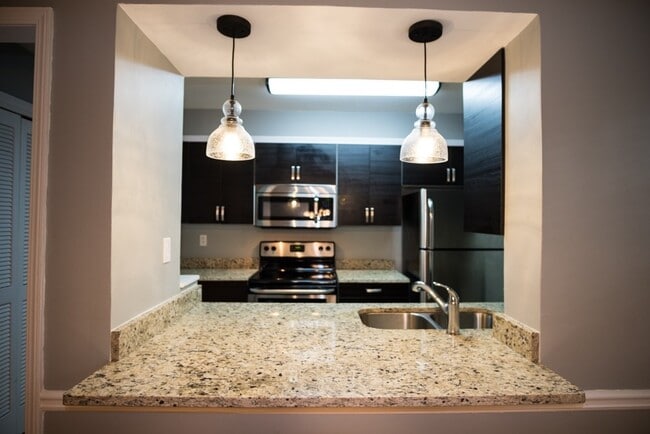 Photo - Beautifull Top-Floor 2B/2B Condo in Sought...