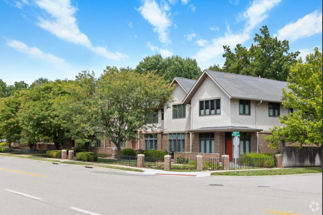 Building Photo - Rainbow Townhomes