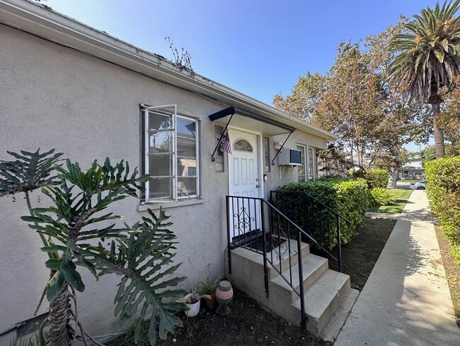 Building Photo - 1810 W Alameda Ave Unit C