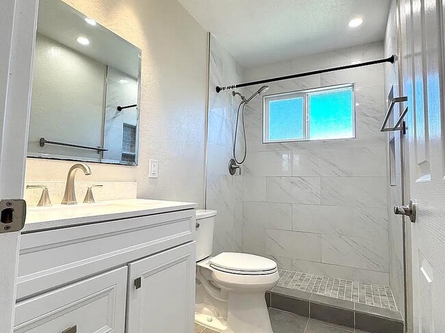 Photo - 908 Live Oak Dr