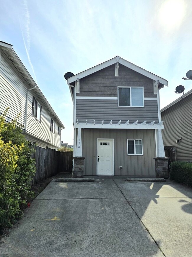 923 4th Ave N