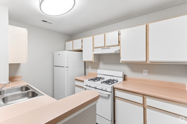 2BR, 2BA - 962SF - Ktichen - Willow Creek Apartments