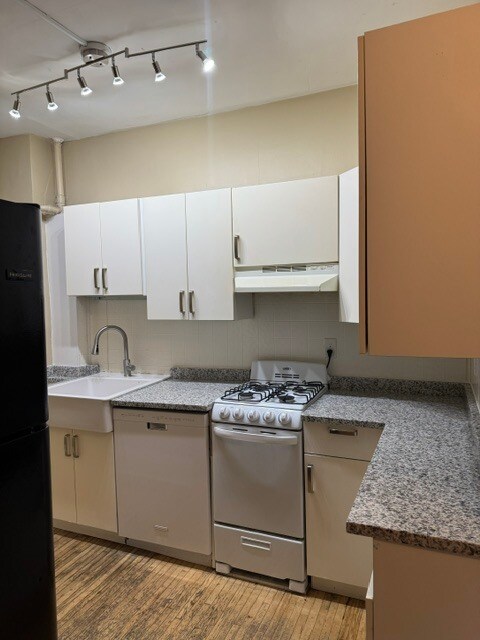 Updated lighting and granite countertops - 2102 25th Ave S Unit #2