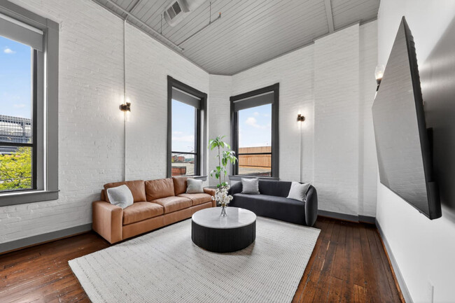 Building Photo - 21 E 15th St