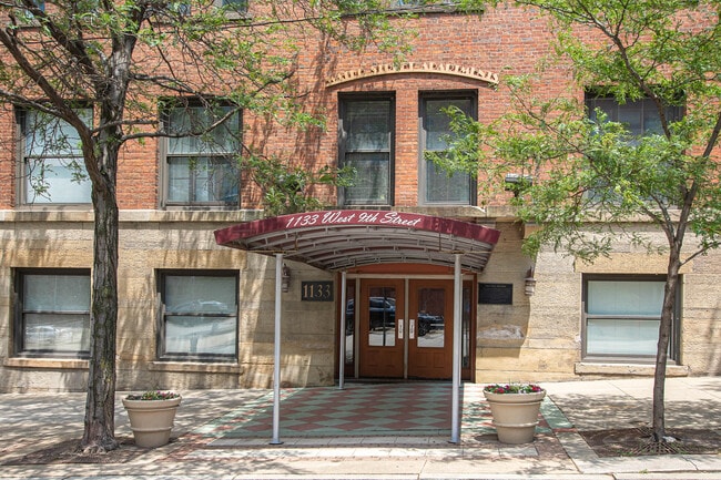 Building Photo - 1133 W 9th St Unit 206 Rental