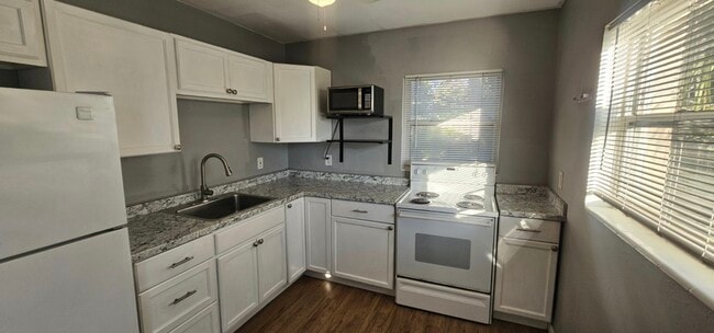 Building Photo - 2544 16th Ave S Unit C (TOP)