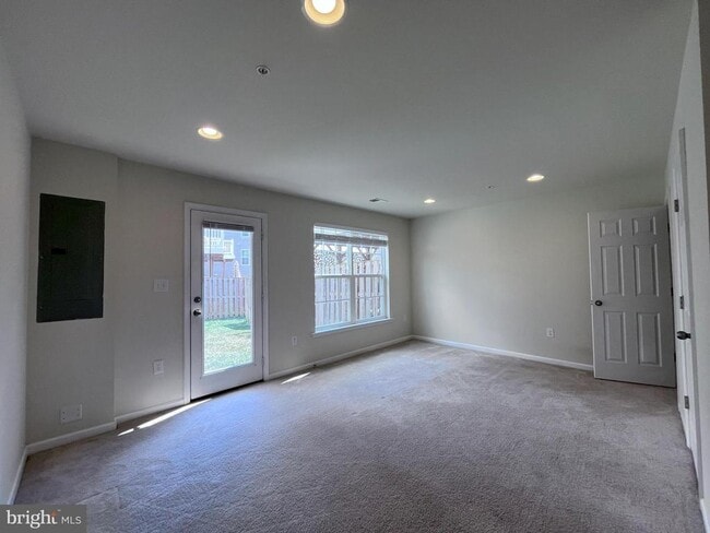 Building Photo - 6082 Forum Sq Rental