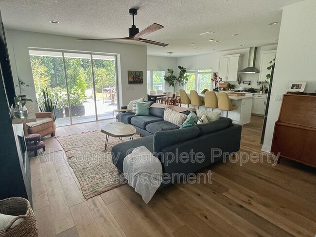 Photo - 261 Starnberg Ct