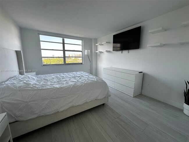 Photo - 2780 NE 183rd St Unidad 611