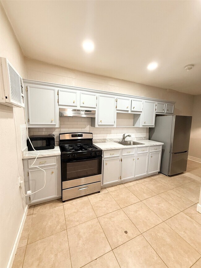 6109 Saxon Dr