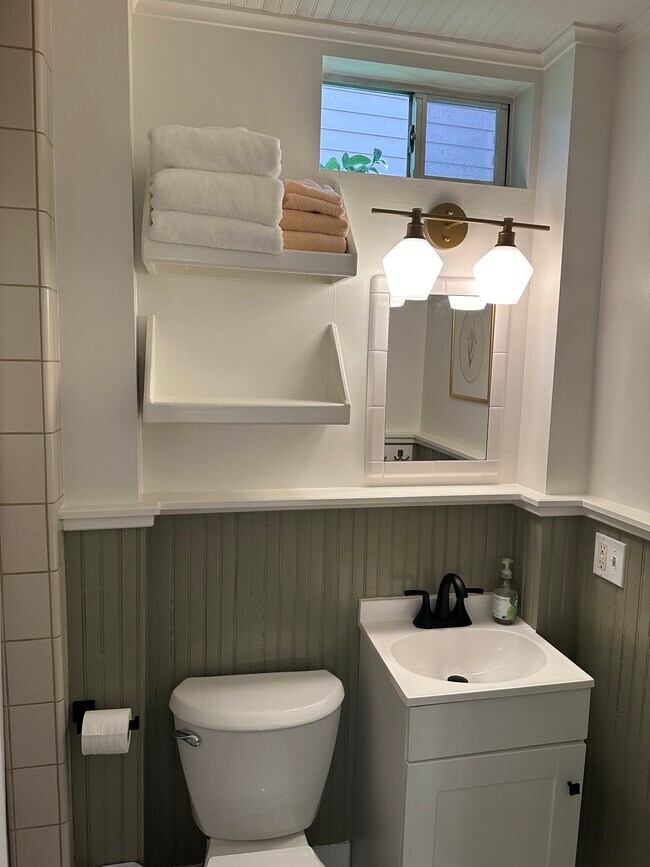 Ducha alicatada en el baño. - 1314 Pleasant St Unidad Apartment A