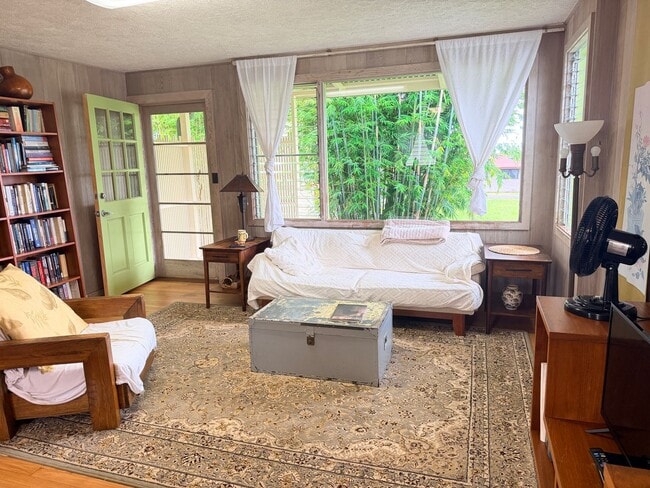 Building Photo - Waiakea Uka Home