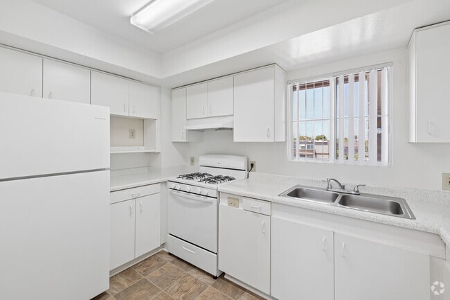 1BR, 1BA - 582SF - Kitchen