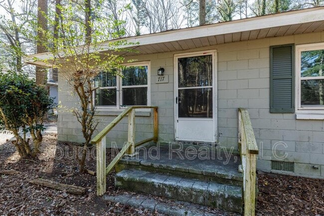 Photo - 717 Woodland Rd