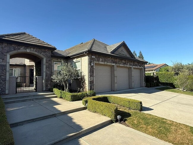 Building Photo - Spacious Luxury Home in Prestigious Country Club Community