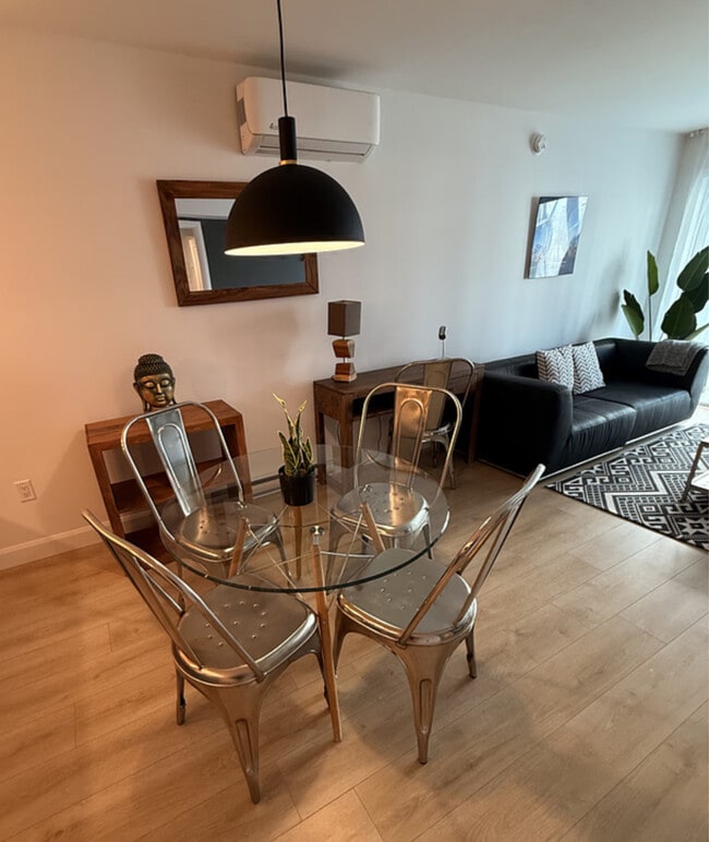Photo - 2947F Rue du Grand Voyer Unit SI ID1519878P