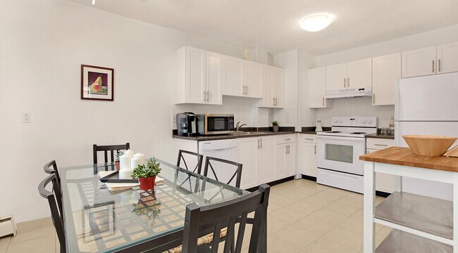 Building Photo - Queenswood House Unit 00704