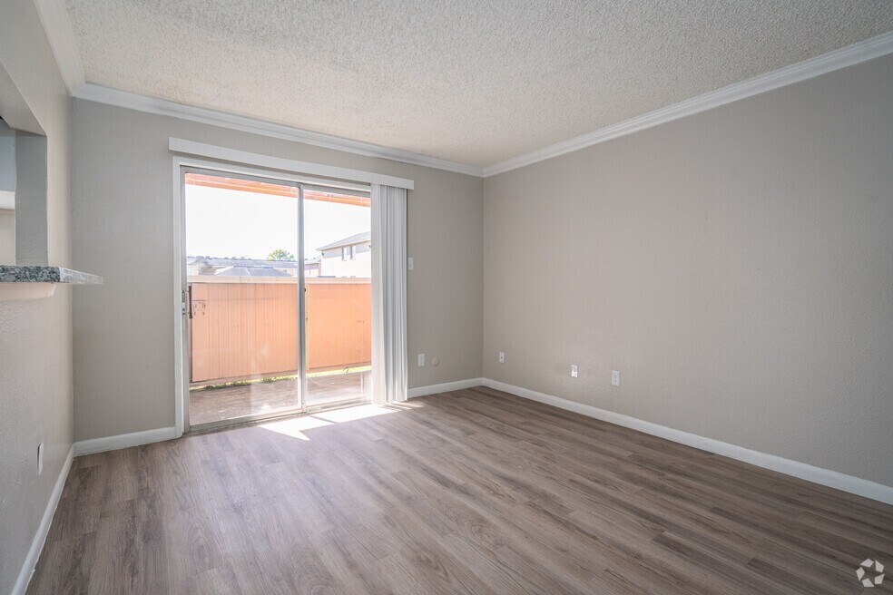 1BR, 1BA - 758SF - Living Room