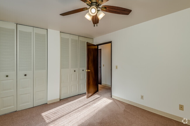2 BR, 1 BA - 925SF