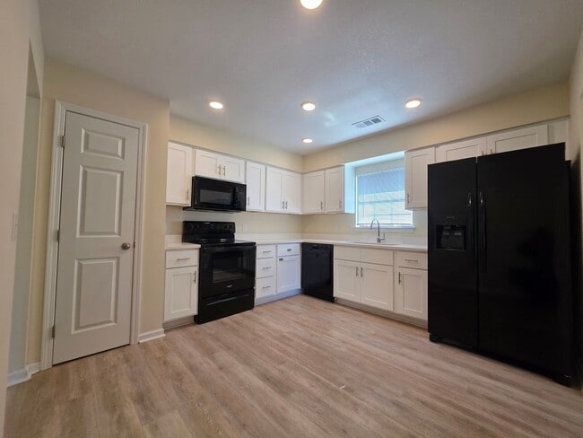 Photo - 3 Bedroom, 2 bath home with garage in the Hesse School district!