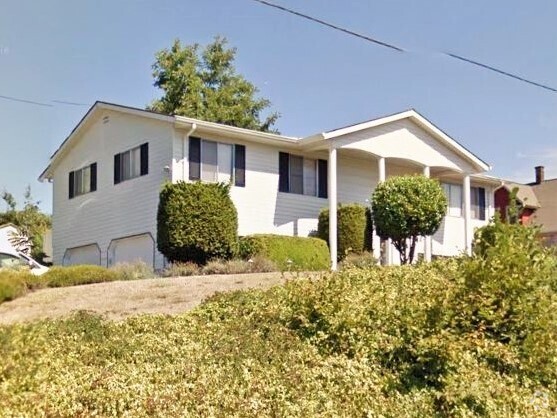 Building Photo - Spacious Split Level 4 Bedroom Home w/ Gre...