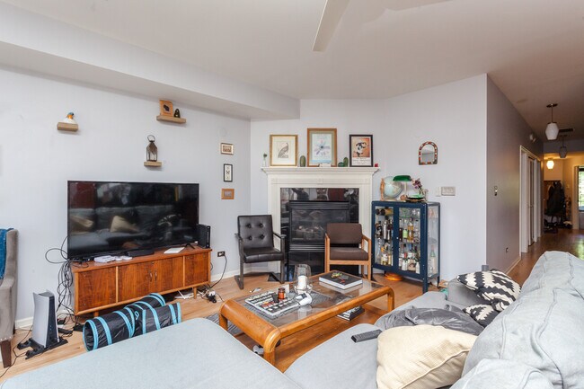 Photo - 1357 N Artesian Ave Unidad 2 Rental