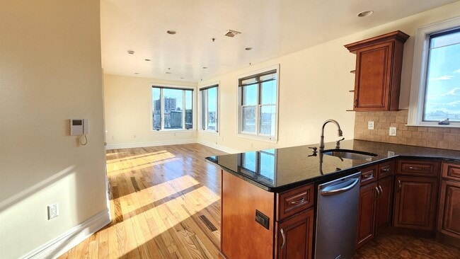 Building Photo - 1000 West St Unit 3C