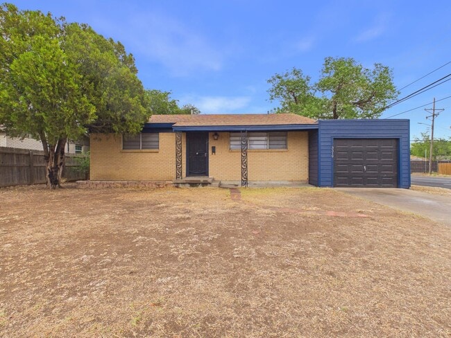 Building Photo - 3319 Teckla Blvd