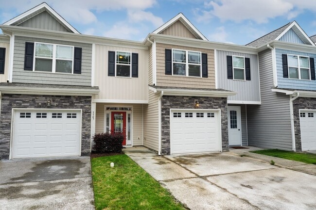 Building Photo - 3-Bedroom Townhome Available Eary July!