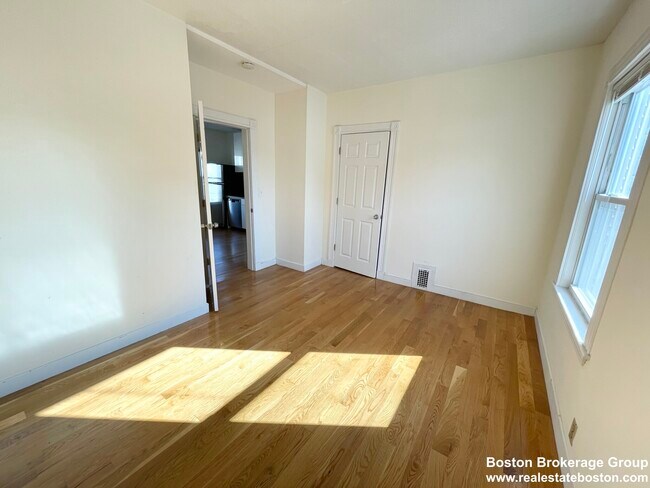 Photo - 19 Eastman St