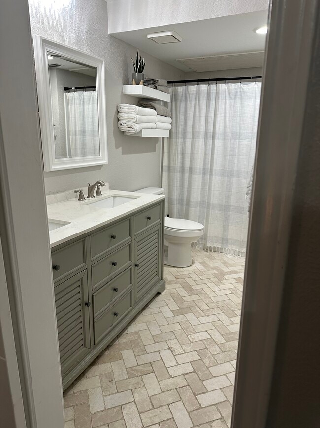 Master bath - 714 E Wall St Unit 109