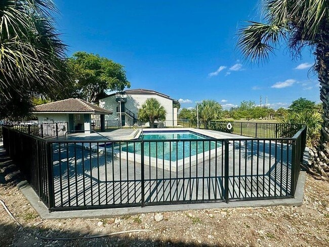 Photo - 7195 NW 179th St Unidad 107
