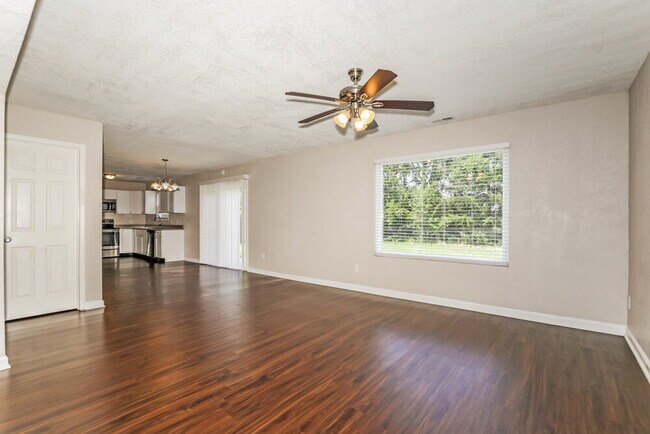 Photo - 304 E Pine Ridge Dr