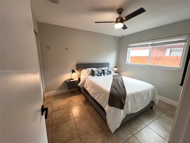 Photo - 3911 SW 51st St Unit 2