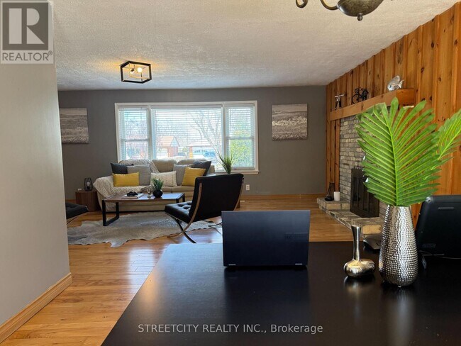 Photo - 924 Valetta St