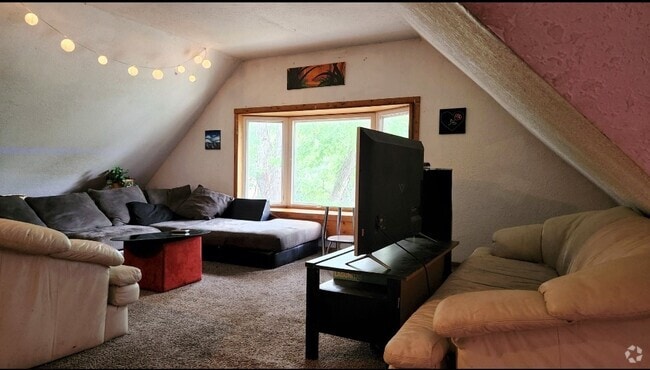 HUGE LIVING ROOM - 1008 26th Ave SE Rental