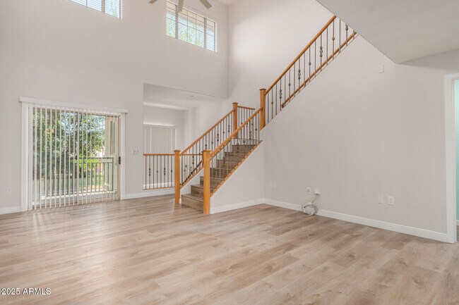 Photo - 815 E Rose Ln