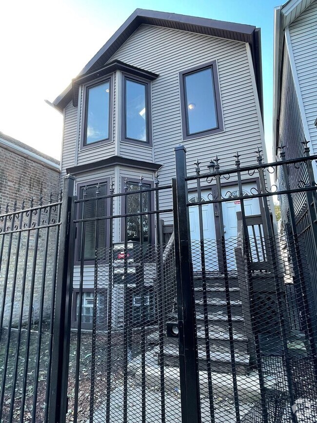 Building Photo - 1644 N California Ave Unit 1 Rental