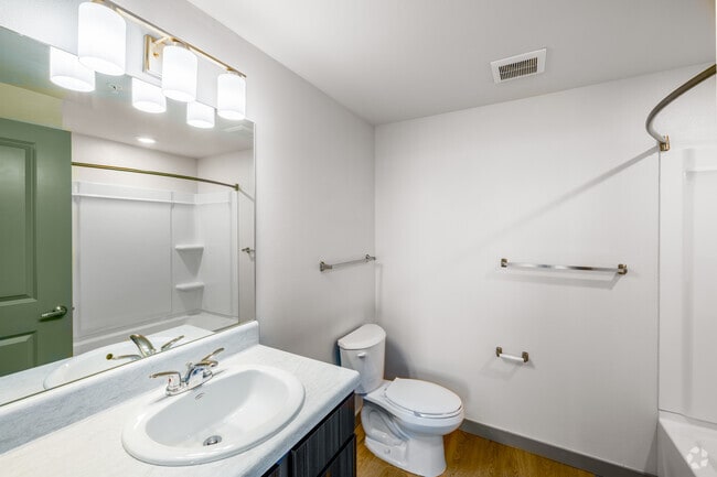 3BR, 2BA - 1,062SF - Primary Bathroom