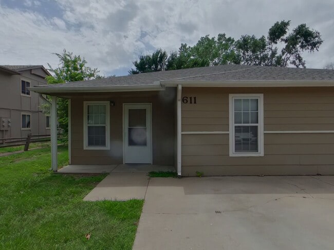 Building Photo - 611 S Mt Carmel St