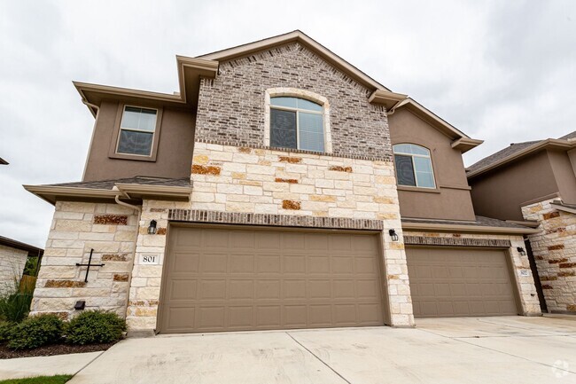 Building Photo - Spacious 4 Bed, 2.5 Bath Home with Fenced ...