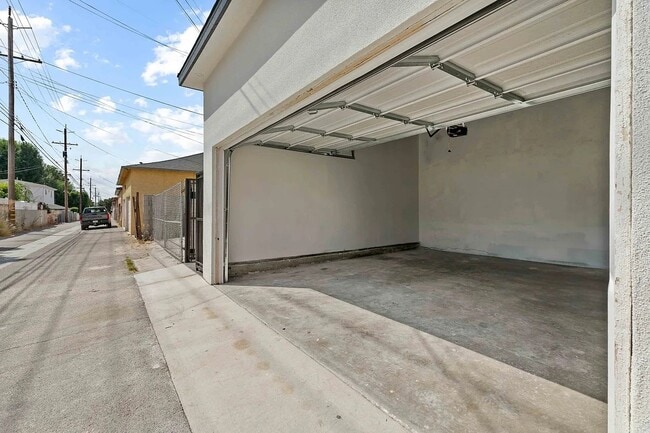 Photo - 1902 N Hollywood Way Unidad 1
