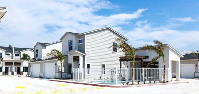 Villas Turqueza Luxury Townhomes Off Campus Housing Brownsville Tx Forrentuniversity