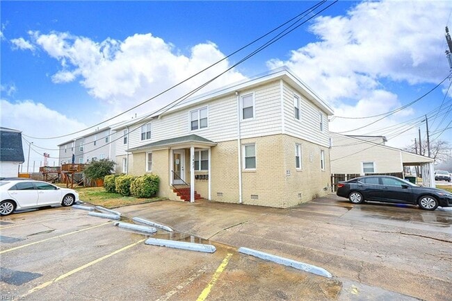 Building Photo - Sunny and Charming Beach Apartment For Rent! Unit 2