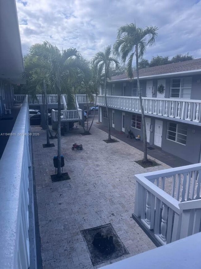 Building Photo - 2025 Madison St Unit 11