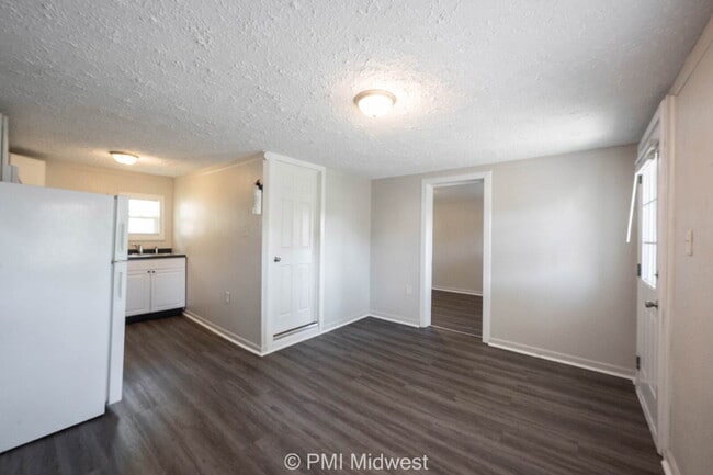 Photo - "Charming 1-Bedroom Retreat in Greenfield – Cozy 400 sqft Haven!" Unit Apt 10