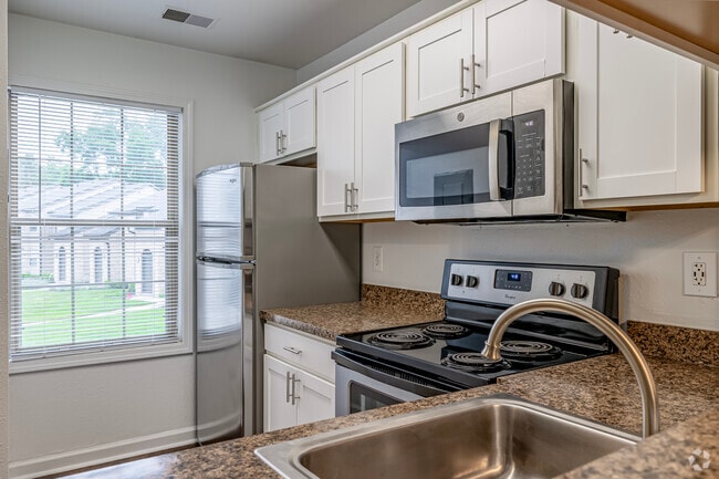 2BR, 1BA - 981SF - Kitchen