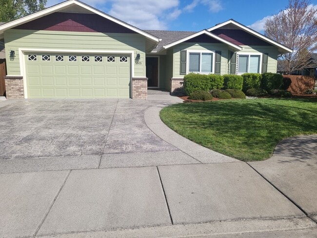 Building Photo - 3 bed 2 bath Home for Rent in Grants Pass